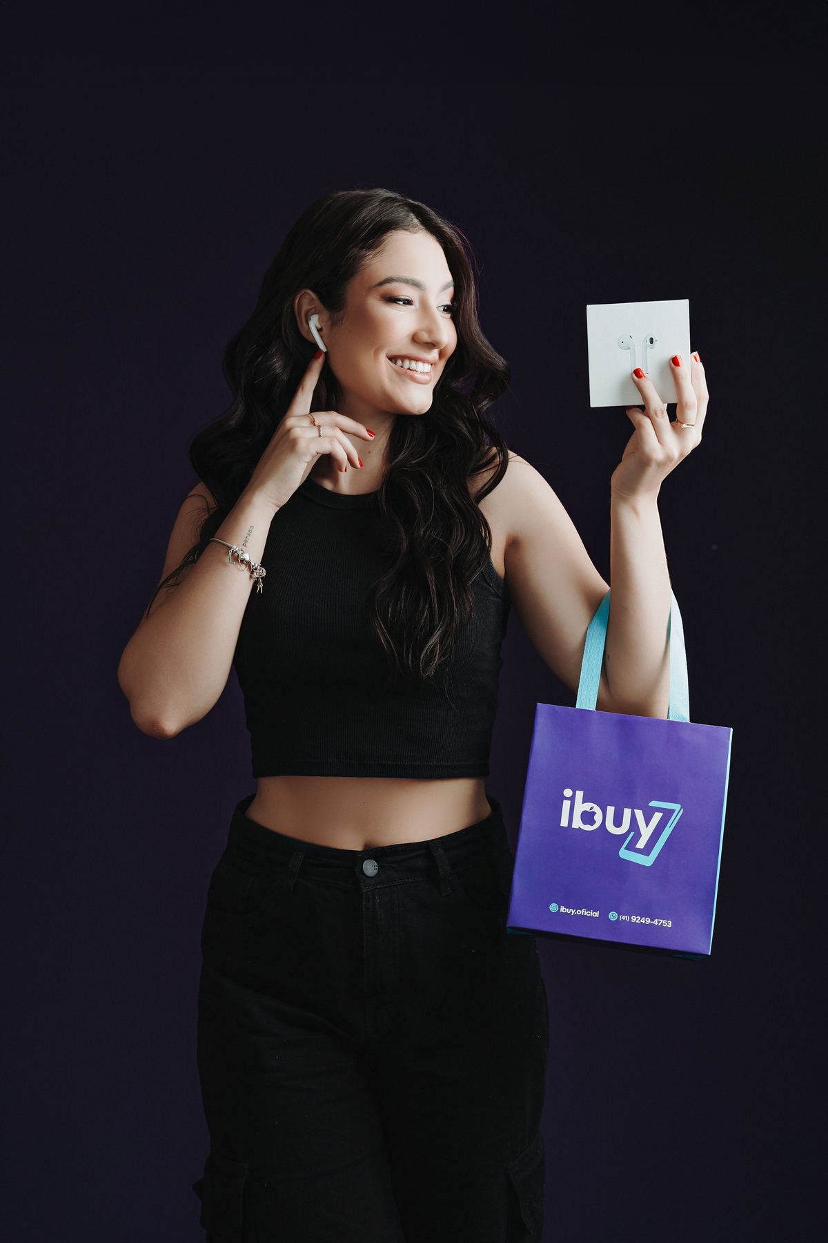 Modelo com produtos Apple iBuy